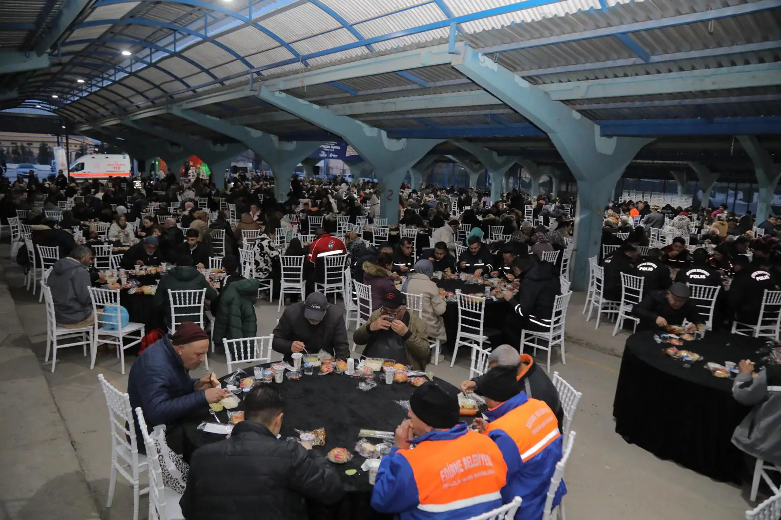 EDİRNE’DE RAMAZAN BEREKETİ: BALKAN PAZARI’NDA BÜYÜK İFTAR SOFRASI galeri görseli